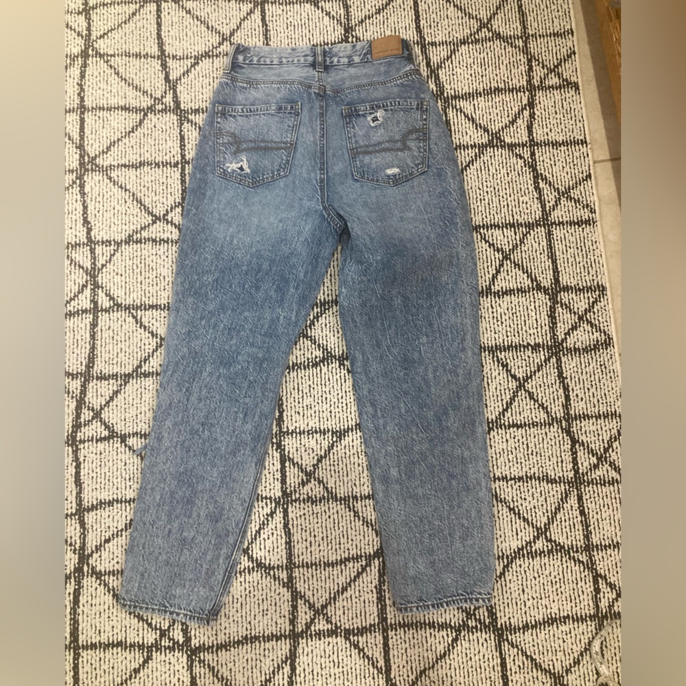 AMERICAN EAGLE curvy mom jean size 2 **rip noted** - Picture 4 of 5
